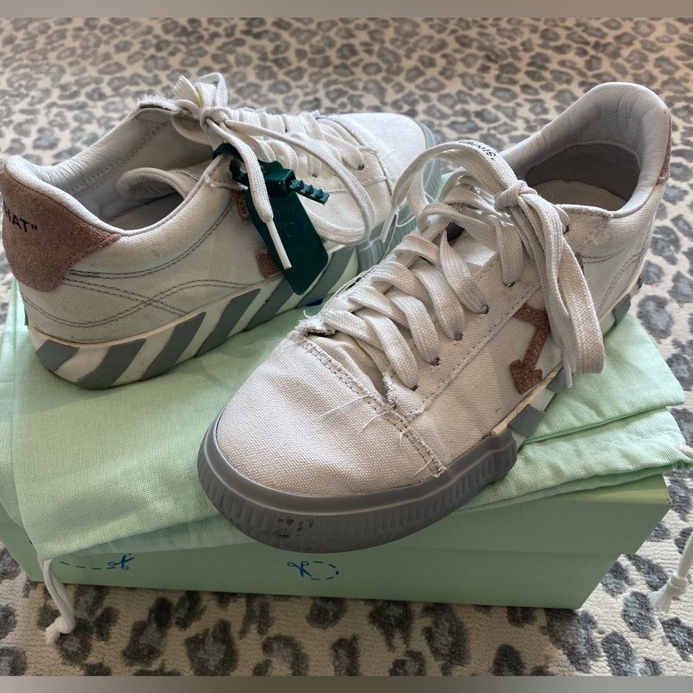 Off-White low vulcanized canvas sneaker girl size 6.5